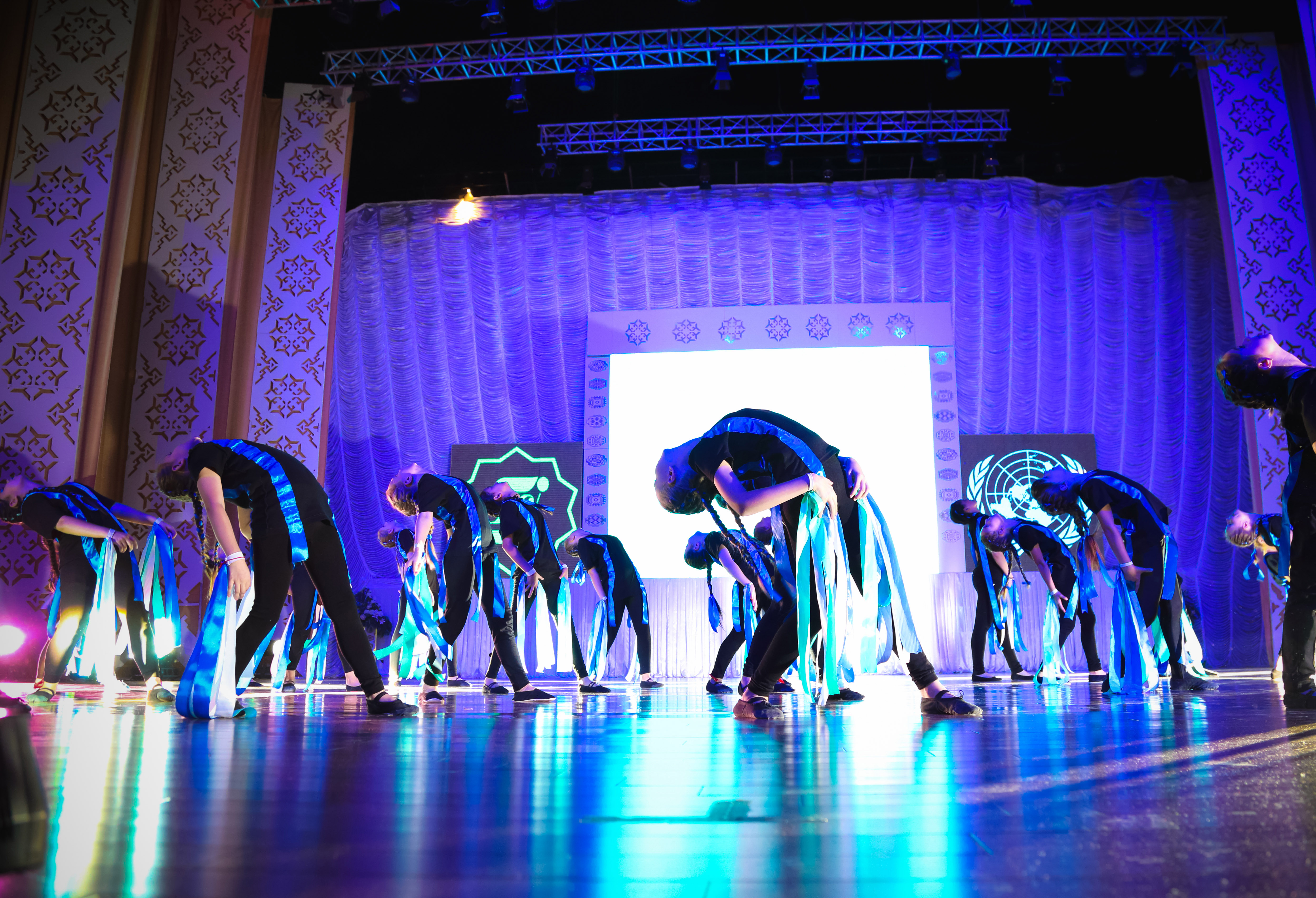 Young people performing at the Dance Festival to disseminate the Sustainable Development Goals.